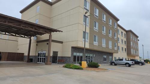 Central Oklahoma City Hotel | FairBridge Inn And Suites Will Rogers Airport, Restaurant & Bar