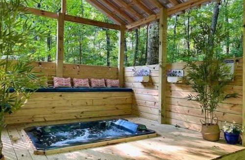 Mentone House | Falcon Lodge - hot tub fire pit & games