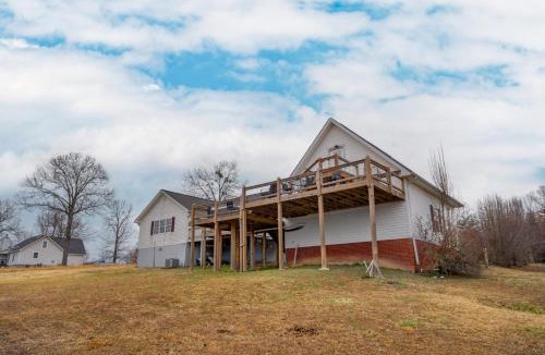 Bryant House | Fall Foliage Retreat: Hot Tub, Kayaks & Pond Deck