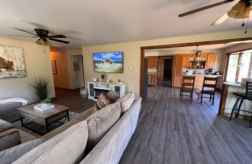 Chalk Hill Apartment | Fall Getaway Chalk Hill: Sleeps 10 · 4BR 2BA · Hot Tub Fire Pit Grill Fireplace