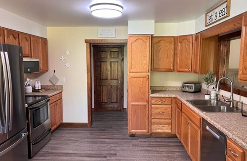 Chalk Hill Apartment | Fall Getaway Chalk Hill: Sleeps 10 · 4BR 2BA · Hot Tub Fire Pit Grill Fireplace