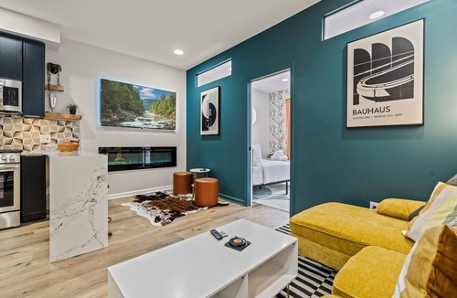 Old City Condo | Fam Friendly 3BR | Roof Deck | Steps to US History