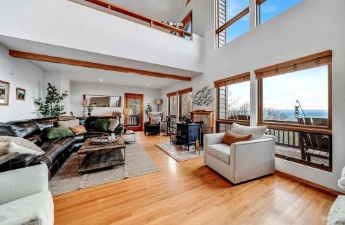 Kabletown House | Family and Pet Friendly Cabin with Mountain Views, a Hot Tub, and Access to the Appalachian Trail, Perfect for a Weekend Getaway