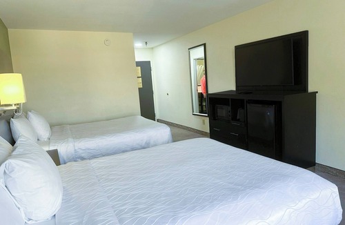 Mount Berry Hotel | Family Double Queen Escape | Comfortable Room Near Berry College | 3 Rooms