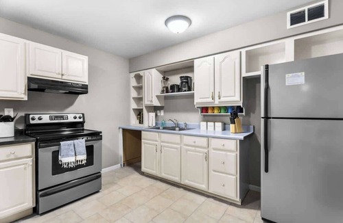 Gladstone House | Family Favorite 3BR with King beds Near Airport