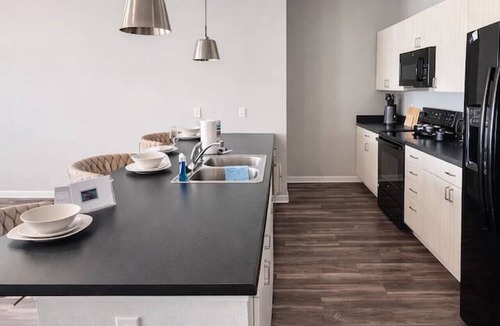 Downtown Des Moines Apartment | Family-Friendly 2BR with Amenities, WiFi & Parking