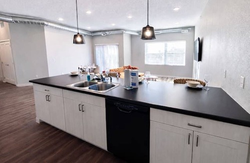 Downtown Des Moines Apartment | Family-Friendly 2BR with Amenities, WiFi & Parking