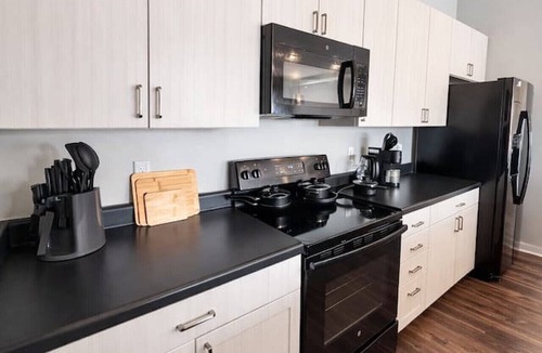 Downtown Des Moines Apartment | Family-Friendly 2BR with Amenities, WiFi & Parking