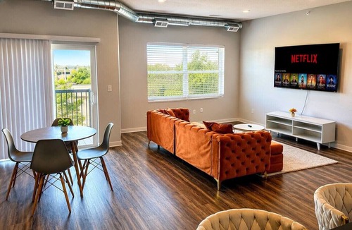 Downtown Des Moines Apartment | Family-Friendly 2BR with Amenities, WiFi & Parking
