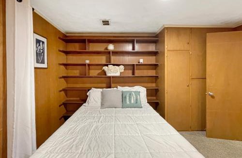 Des Moines House | Family Friendly 3 BR 2 Bath Duplex Sleeps 9!