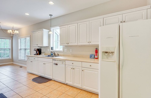 Council House | Family-Friendly Harrells Home w/Fire Pit + Kayaks