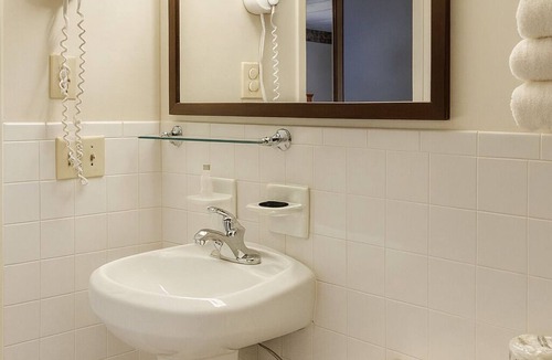 Campbelltown Hotel | Family-Friendly Inn | Minutes to Palmyra Bowling Alley | Free Breakfast