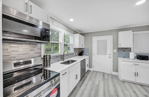 West Columbia House | Family-Friendly Modern 5BR + Workspace + Parking - Near Williams-Brice & DT