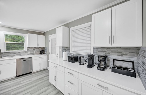 West Columbia House | Family-Friendly Modern 5BR + Workspace + Parking - Near Williams-Brice & DT