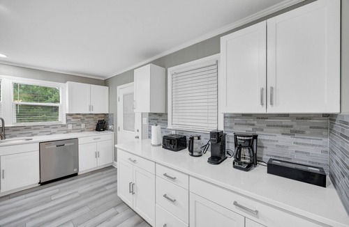 West Columbia House | Family-Friendly Modern 5BR + Workspace + Parking - Near Williams-Brice & DT