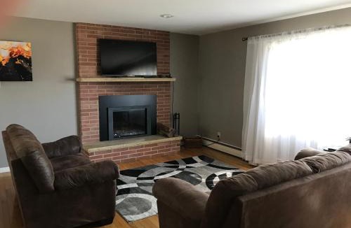 Dubuque House | Family friendly spacious with jacuzzi & fireplace!