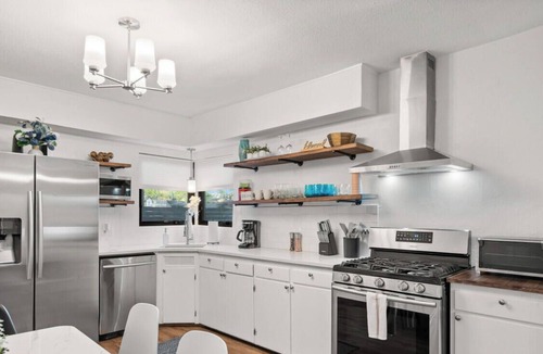 Cherrywood House | Family-Fun Ready! Pool Table, Cowboy Pool & BBQ Mins to Mueller Lake, UT Stadium