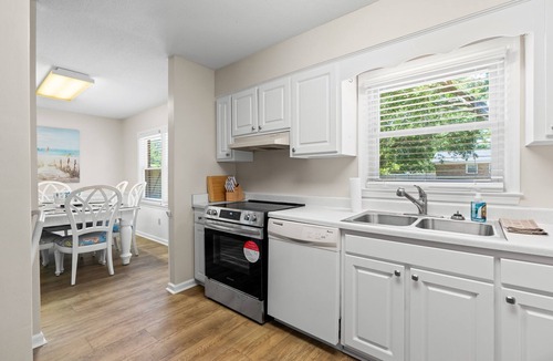 Wilmington Villa | Family Fun w/Games + Hot Tub | Beach & Downtown