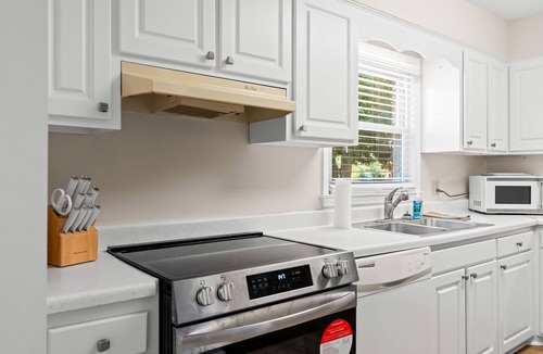 Wilmington Villa | Family Fun w/Games + Hot Tub | Beach & Downtown