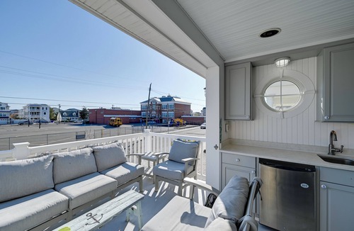 Beach Haven House | Family Home w/5 Decks! Fantasy Island Down Street