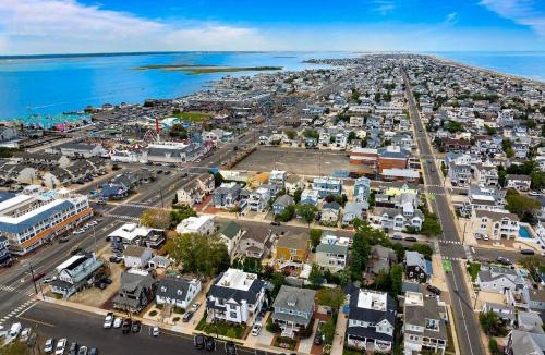 Beach Haven House | Family Home w/5 Decks! Fantasy Island Down Street