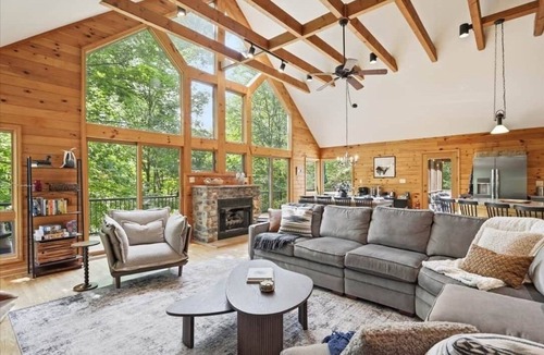 Berkeley Springs Ski Chalet | Family Mountain Escape - Game Room + Speakeasy + Hot Tub + Dog Friendly!