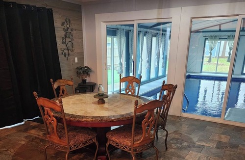 Janesville House | *Family Retreat* *Indoor Pool* *Arcade*
