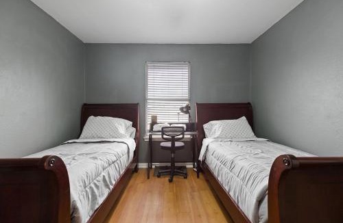 Round Rock House | Family Retreat Near Kalahari Sleeps 10 Modern