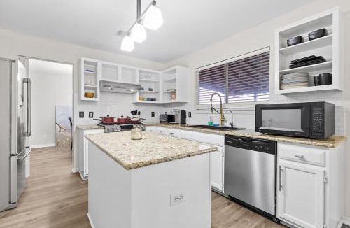 Round Rock House | Family Retreat Near Kalahari Sleeps 10 Modern