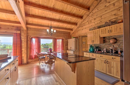 Berryville House | Family Retreat w/Deck Near Appalachian Trail!
