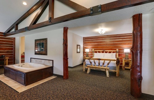 Johnston Hotel | Family Retreat w/Pool & Gym Access | 7 mi to Clive Aquatic Center