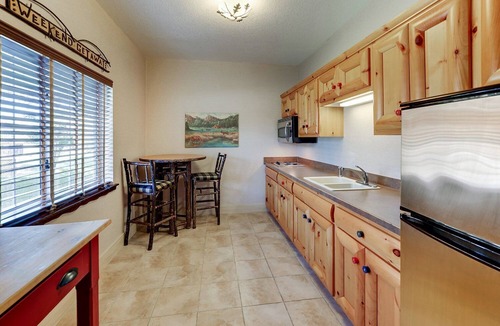 Johnston Hotel | Family Retreat w/Pool & Gym Access | 7 mi to Clive Aquatic Center