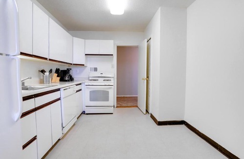 Crystal City Apartment | Family-Sized 3BR Retreat Minutes from Reagan National