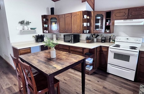 Kirksville Apartment | Family sized, pets, one-level condo in town, laundry, grill, deck