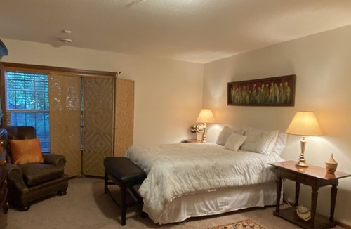 West St. Paul House | Family-sized townhouse adjacent to the River to River Greenway Trail