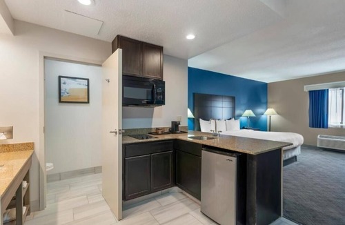 Mundelein Hotel | Family Stay w/Free Hot Breakfast | Near Des Plaines River Trail - 4.0 miles