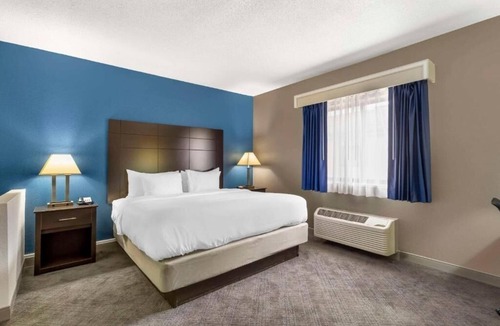 Mundelein Hotel | Family Stay w/Free Hot Breakfast | Near Des Plaines River Trail - 4.0 miles