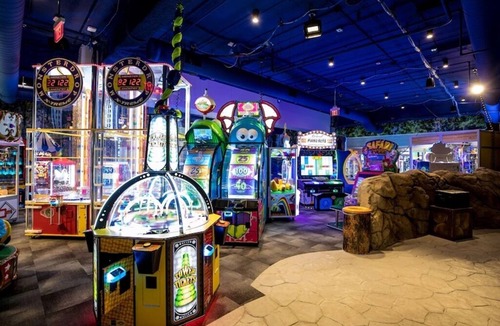 Williamsburg Apartment | FAMILY SUITE SLEEPS 6 GREAT WOLF LODGE FREE WATERPARK MASSIVE SLIDES LAZY RIVER