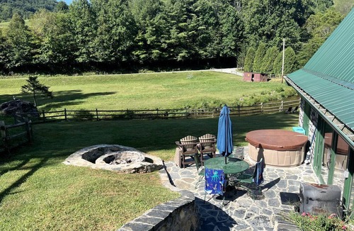 Sugar Grove Cabin | Fantastic Barn Suite with Hot-tub and Petting Zoo in Sugar Grove, North Carolina