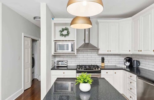 Dilworth House | Fantastic Home, 6 Bedrooms, Walk to Shops & Dining