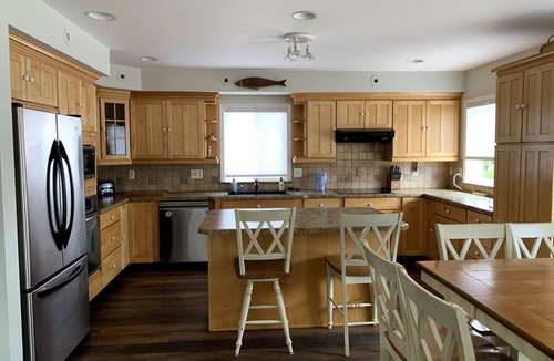 North Beach Haven House | Fantastic Home! Five Star Rating! Steps to Beach (see video). Centrally Located.