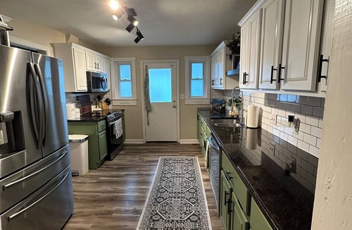 Summerville House | Fantastic Master’s Rental- 1 mile away!
