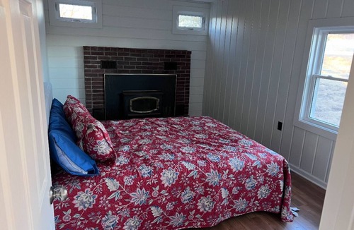 Savanna House | Farm Fresh Escape! 3BR Rural Retreat with Modern Amenities – Savanna, IL