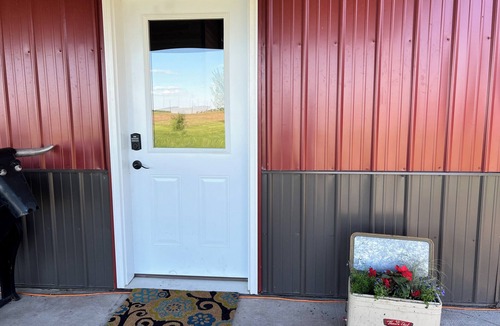 Winfred House | Farm Stay Close to I-90 and Sioux Falls. Hunting dogs allowed for extra fee