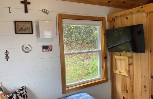 Newport Cottage | Fast WIFI, Clean, Cozy and Peaceful, 5 Minutes to Newport, Near Valleyview Venue