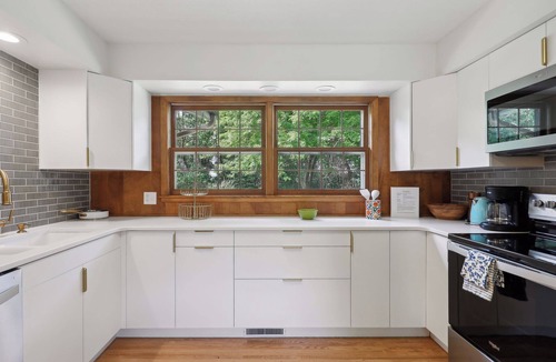 Burnsville House | Fenced, Mid-Century Modern Gem Near Mall of America & Zoo