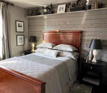 West Side Villa | FIFA Stay Stylish Craftsman Retreat Near Transit