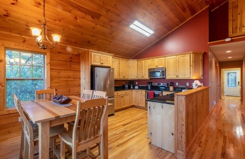 Banner Elk Cabin | Firefly Cabin: Views, Hot Tub, Firepit, Dog Friendly, High-Speed WiFi, 15min to Banner Elk!