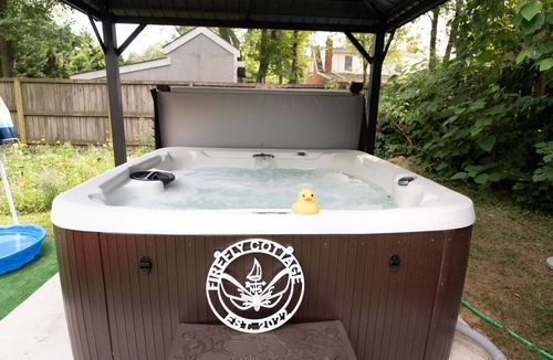 Cape Saint Claire Cottage | Firefly Cottage at the Cape, Hot Tub, Community beach, Boat Show, USNA games.