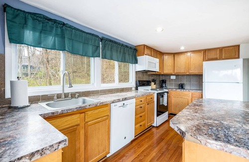 Ridgeway Cabin | Fireplace, Wraparound Deck, & WiFi at Chalet Cabin